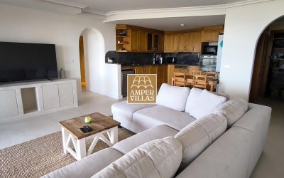 Precioso y acogedor apartamento con vistas panorámicas al mar y las montañas.